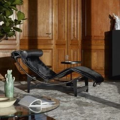 4 Chaise Longue à Reglage Continu Noire Liege -Möbel & Dekoration 4 CASSINA LC4 Le Corbusier Jeanneret Perriand all black ph DePasquale Maffini 1280x1280