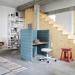 Rookie Bürodrehstuhl -Möbel & Dekoration 5536260 Alcove Plus Desk Rookie Chap Chap Tray Soft Modular Sofa Cork Family v fullbleed 1440x 1280x1280