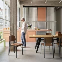 EM Table Massivholz 27 EM Table Massivholz -Möbel & Dekoration 6630788 EM Table Standard base deep black Lampe de Bureau v fullbleed 1440x 1280x1280