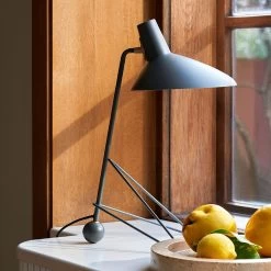 Tripod HM9 Tischleuchte 14 Tripod HM9 Tischleuchte -Möbel & Dekoration ATD Retail 2021 Tripod HM9 1280x1280