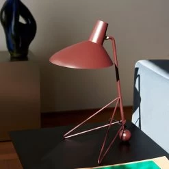 Tripod HM9 Tischleuchte 18 Tripod HM9 Tischleuchte -Möbel & Dekoration ATD Retail 2021 Tripod HM9 In Between SK23 1280x1280