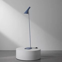 AJ Stehleuchte -Möbel & Dekoration AW23 AJ Floor Dusty Blue Podium Studio 60491 1280x1280