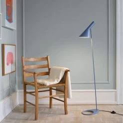 AJ Stehleuchte -Möbel & Dekoration AW23 AJ Floor Dusty blue Frederiksberg Denmark Interior 17050 1280x1280