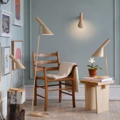 AJ Stehleuchte -Möbel & Dekoration AW23 AJ Full family Warm sand Frederiksberg Denmark 1280x1280