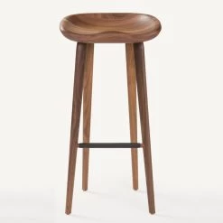 CB23 Tractor Bar Stool -Möbel & Dekoration BassamFellows CB 23 Tractor Stool in carved solid Walnut front credit ELDON ZIMMERMAN 1280x1280