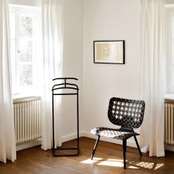 Mandu Stummer Diener -Möbel & Dekoration ClassiCon mandu valet stand black aerias lounge chair photo hassos 1280x1280