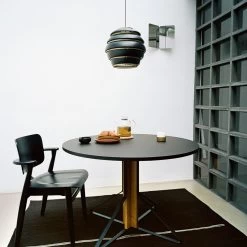 A331 Beehive 20 A331 Beehive -Möbel & Dekoration Kaari Table round Domus Chair Beehive black lacquered 1280x1280