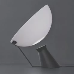 Lari Tischleuchte 13 Lari Tischleuchte -Möbel & Dekoration Karakter Aida Opalescent Black Softpack Angle1 1280x1280