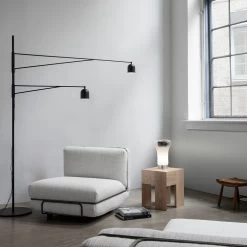 Saffo Tischleuchte -Möbel & Dekoration Karakter Gb Lounge Trinagle Saffo LightsOn Awkward light Lifestyle 1280x1280