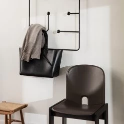 Hang Around Garderobe 7 Hang Around Garderobe -Möbel & Dekoration Karakter HangAround Scarpa 121 Lifestyle front 1280x1280