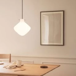 Repose Pendelleuchte 17 Repose Pendelleuchte -Möbel & Dekoration LYFA 2021 REPOSE 260 Black Photographer Irina Boersma Stylist Pernille Vest 01 1280x1280