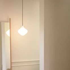 Repose Pendelleuchte 18 Repose Pendelleuchte -Möbel & Dekoration LYFA 2021 REPOSE 260 Black Photographer Irina Boersma Stylist Pernille Vest 02 1280x1280