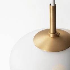 Peanut Pendelleuchte -Möbel & Dekoration LYFA PEANUT 175 White Brass Detail 01 1280x1280