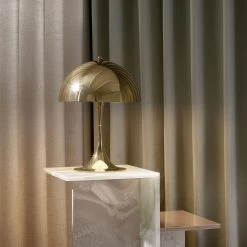 Panthella 320 Messing Tischleuchte 14 Panthella 320 Messing Tischleuchte -Möbel & Dekoration Panthella 320 Brass SS21 Interior 3 2 07246 1280x1280