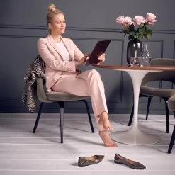 Conference Chair 72 (Eichegestell) 21 Conference Chair 72 (Eichegestell) -Möbel & Dekoration PommeDOr FW19 31 1280x1280