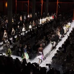 Inflatable Stool -Möbel & Dekoration Prada Donna SS19 Final Parade 01 1280x1280