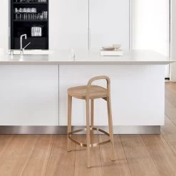Siro Bar Stool -Möbel & Dekoration Siro bar stool 4470 oak 38 5x43x82 5 cm seating height 65 cm brass footrest woodnotes 1280x1280