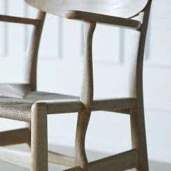 CH26 Arm Chair -Möbel & Dekoration Wegner CH26 oak detail armrest 1280x1280