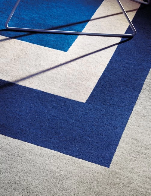 Homage To The Square Teppich Blue & White 5 Homage To The Square Teppich Blue & White - Image 3